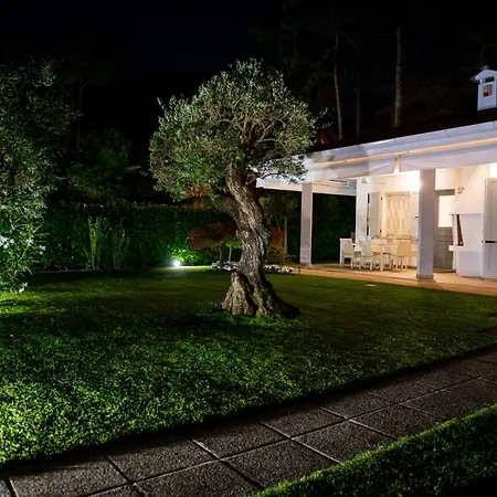 Luxury With Private Swimming Pool Close To The Beach *
