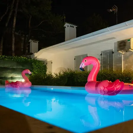 Luxury With Private Swimming Pool Close To The Beach *