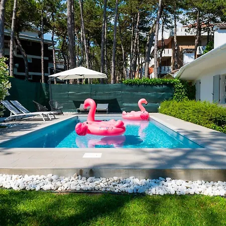 Luxury With Private Swimming Pool Close To The Beach