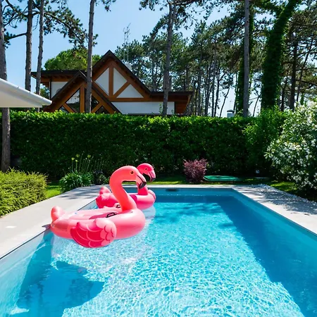 Luxury With Private Swimming Pool Close To The Beach Lignano Sabbiadoro