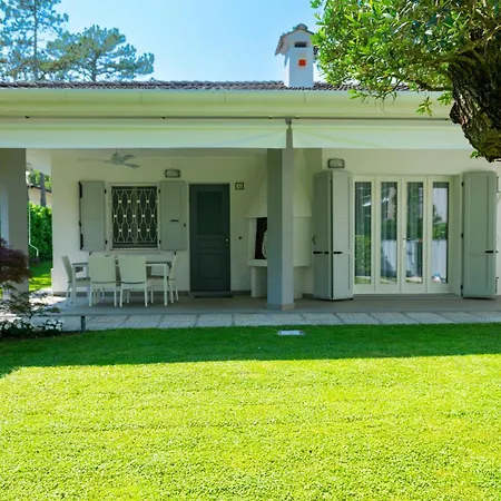 Luxury With Private Swimming Pool Close To The Beach
