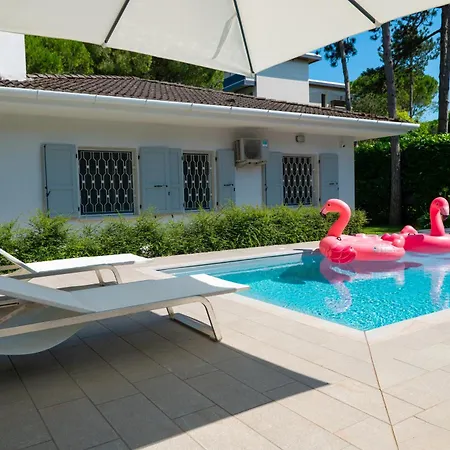 Luxury With Private Swimming Pool Close To The Beach *